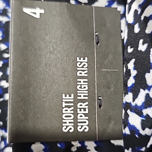 NWT Express Black Abstract Pattern Shortie Super High Rise Shorts Sz 4 - Picture 7 of 7